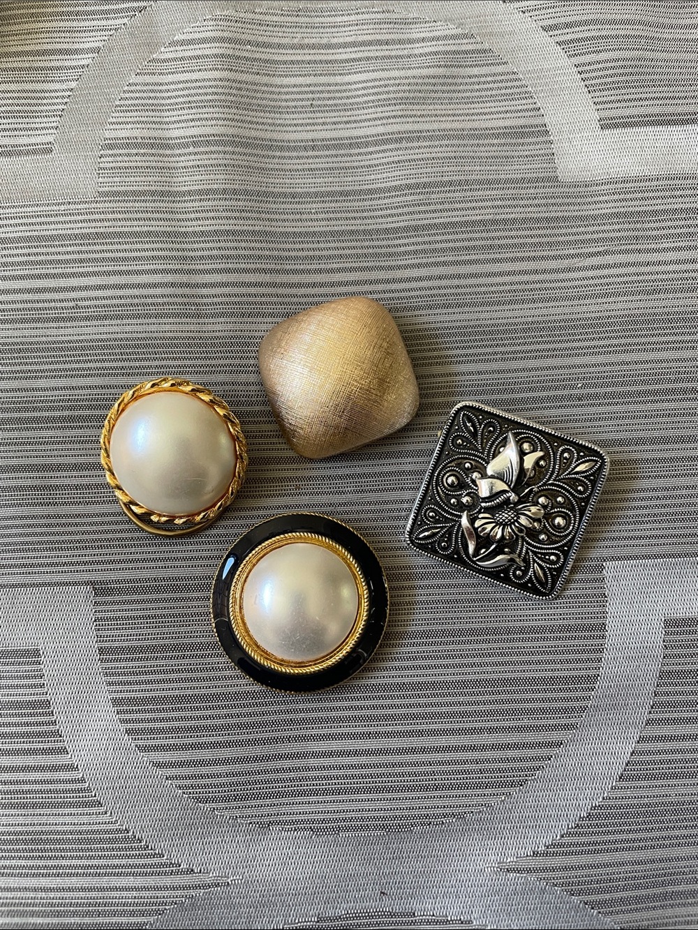 Lot of 4 vintage scarf clips - gold and silver tone mix